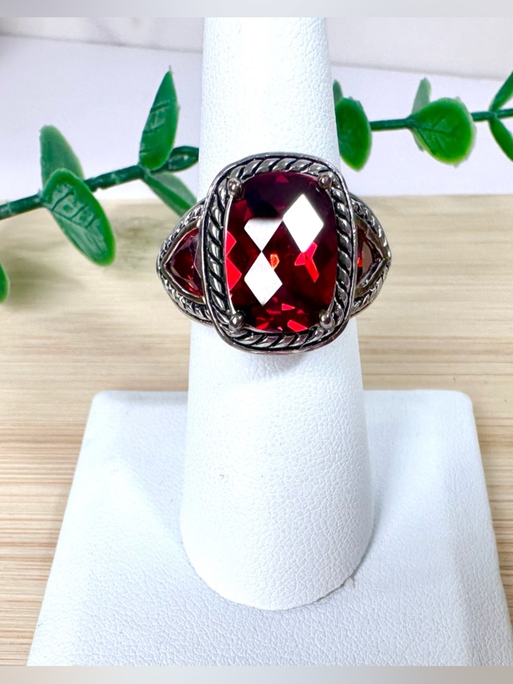 ❤️Ornate Silver Tone Ring with Sparkly Red Stones Size 7